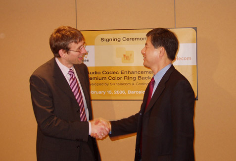 Se Hyun Oh (on right), executive vice-president and head of SK Telecom`s Strategic Technology Group, and Martin Dietz, CEO of CT, pose for a commemorative photo after signing the contract for the joint development of audio CODEC technology.